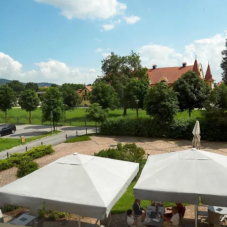 Hradna Straz Hotel&apartments S Privatnym Wellness Топольчанки