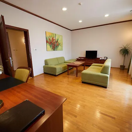 Hradna Straz Hotel&apartments S Privatnym Wellness Отель Топольчанки