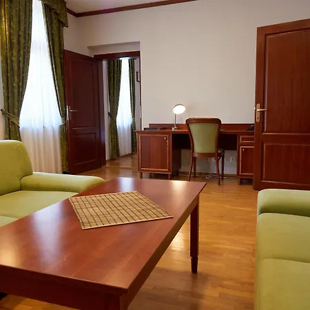 Hradna Straz Hotel&apartments S Privatnym Wellness 4* Топольчанки