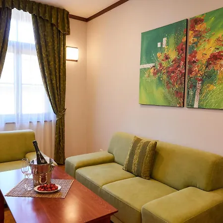 Hradna Straz Hotel&apartments S Privatnym Wellness Отель