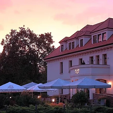 Hradna Straz Hotel&apartments S Privatnym Wellness Topolcianky