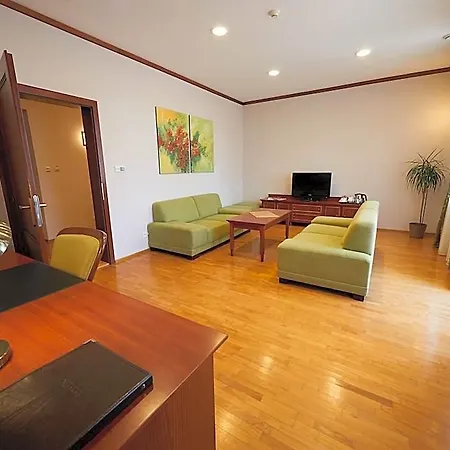 Hradna Straz Hotel&apartments S Privatnym Wellness 4* Topolcianky