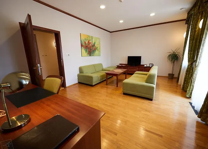 Hradna Straz Hotel&apartments S Privatnym Wellness ホテル Topoľčianky