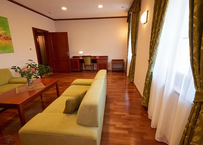 ホテル Hradna Straz Hotel&apartments S Privatnym Wellness 4*