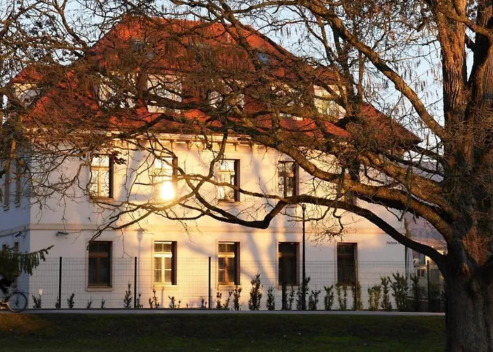ホテル Hradna Straz Hotel&apartments S Privatnym Wellness Topoľčianky