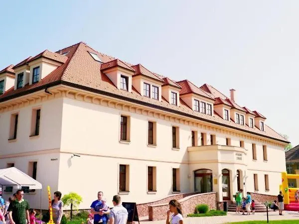 Hradna Straz Hotel&apartments S Privatnym Wellness Topoľčianky