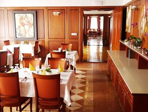 ホテル Hradna Straz Hotel&apartments S Privatnym Wellness 4*